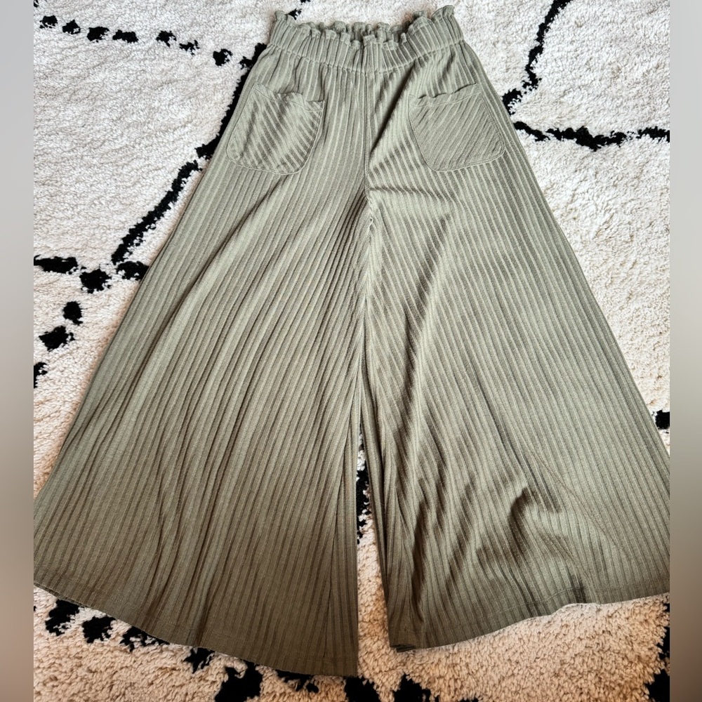 New In Wide-Leg Ribbed Pants in Olive Green